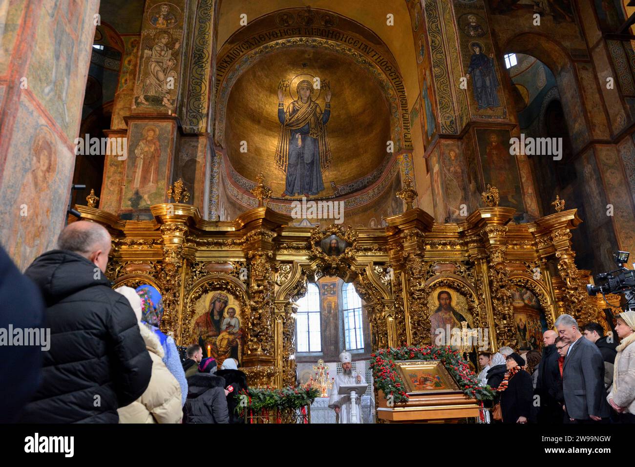 Kiev, Ukraine. 25 décembre 2023. Les croyants prient lors d'un service de Noël à la cathédrale