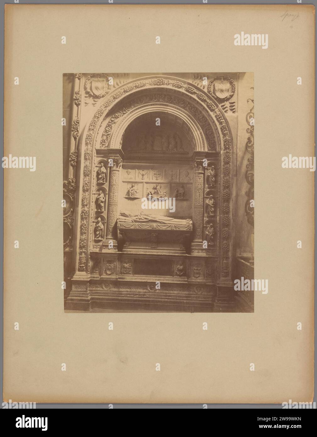 Monument funéraire d'un cardinal dans une église (vraisemblablement) en Espagne, c. 1875 - c. 1900 photographie Espagne carton. support photographique albumen print niche-tombeau, mur-tombeau. intérieur de l'église. cardinal. Sculpture Espagne Banque D'Images