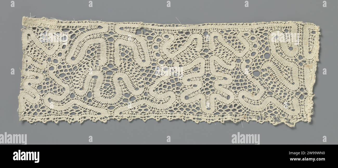 Canette en bande avec fleurs symétriques stylisées, anonyme, c. 1800 - c. 1899 bande de canette de couleur naturelle, côté Europe de l'est. Le motif se compose de deux fleurs symétriques stylisées, où les contours sont faits avec des rubans enroulés, qui varient au moins en largeur. Une fleur a un calice à trois lobes et pourrait représenter une tulipe. L'autre est une fleur de palmier à cinq lobes. Les deux fleurs pendent du haut de la bande à presque en bas. Les motifs sont reliés par une variation des motifs de maille. Les rubans sont fabriqués dans la bataille de lin avec des bords ajourés. Le dessus est fini avec Banque D'Images