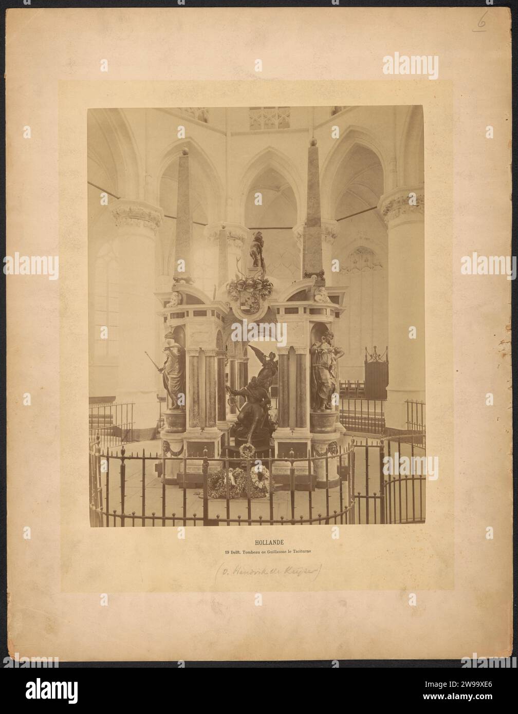 Monument funéraire de Willem van Oranje dans la Nieuwe Kerk à Delft, c. 1875 - c. 1900 photographie carton d'église neuf. support photographique albumen print tombe, tombe. intérieur de l'église. sculpture. Justitia (justice) comme personnification romaine. Fama comme personnification romaine. garland, couronne. armoiries (symbole de souveraineté) nouvelle église Banque D'Images