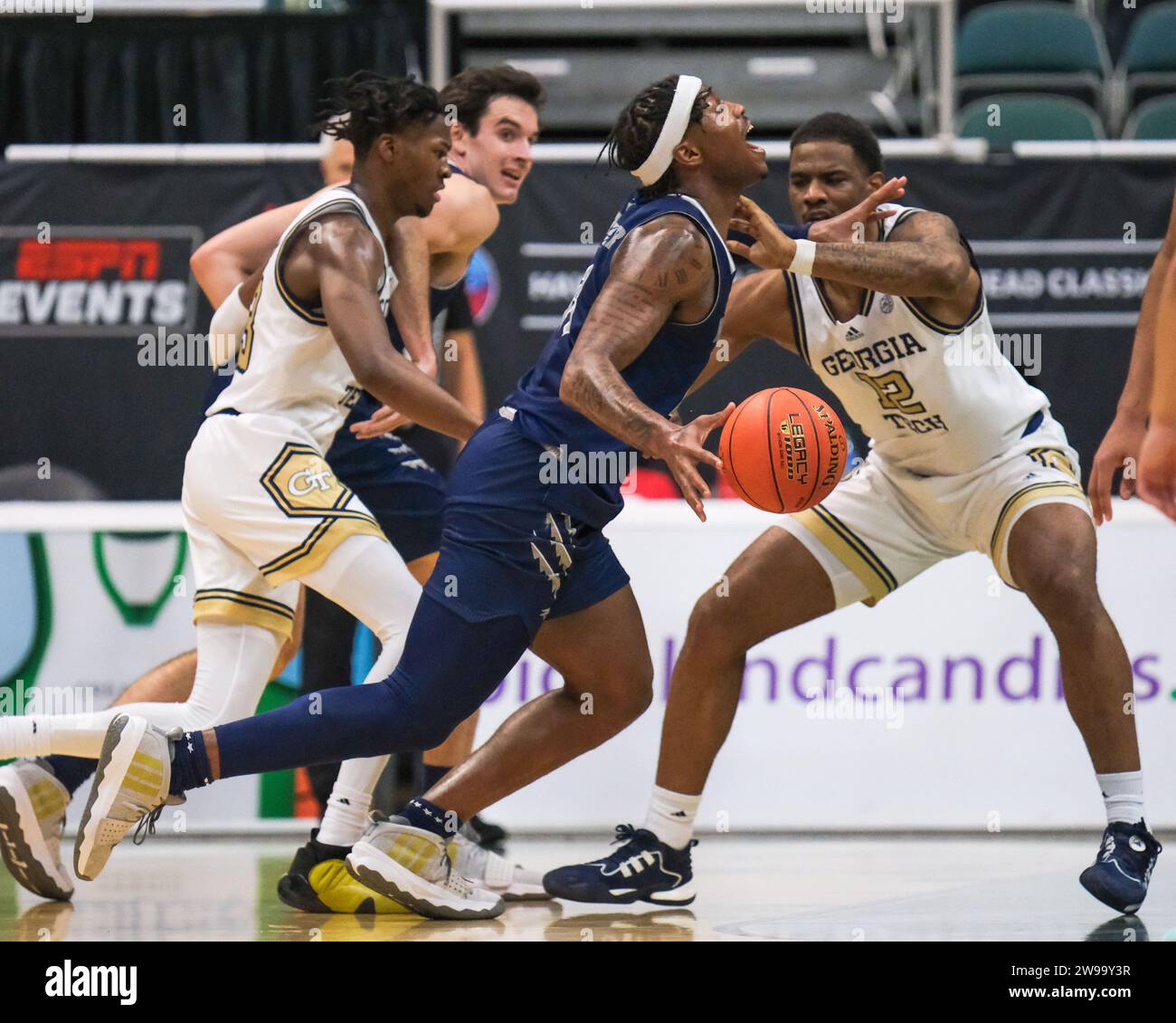 Honolulu, Hawaï, États-Unis. 24 décembre 2023. Kenan Blackshear (13), gardien du Nevada, est frappé à la gorge par l'attaquant de Georgia Tech Tyzhaun Claude (12) lors du match de basket-ball Hawaiian Airlines Diamond Head Classic Championship entre les Georgia Tech Yellow Jackets et Nevada Wolf Pack au Sofi Arena dans le Stan Sheriff Center à Honolulu, Hawaii. Glenn Yoza/CSM/Alamy Live News Banque D'Images