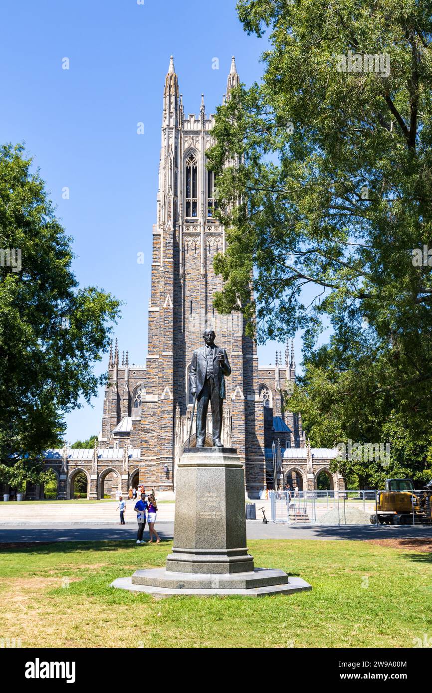 Durham, NC - 4 septembre 2023 : chapelle de l'Université Duke et statue du Duke sur le campus Banque D'Images