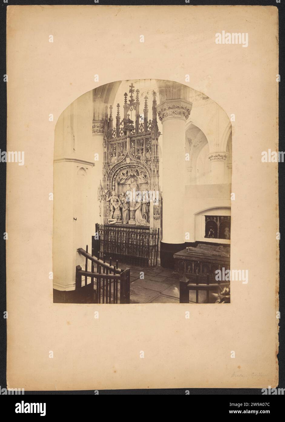 Intérieur de l'onze-Lieve-Vrouwekerk à Breda avec une vue du monument funéraire d'Engelbrecht Ier de Nassau, c. 1875 - c. 1900 photographie Grande église carton. support photographique albumen print tombe, tombe. intérieur de l'église. Sculpture Grande église Banque D'Images
