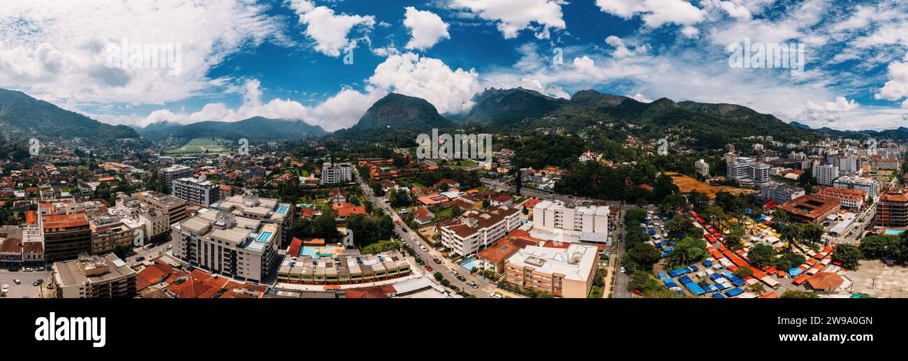 Vue aérienne drone de la ville de Teresopolis dans la région montagneuse de Rio de Janeiro, Brésil. La ville a une population de 184 000 habitants Banque D'Images