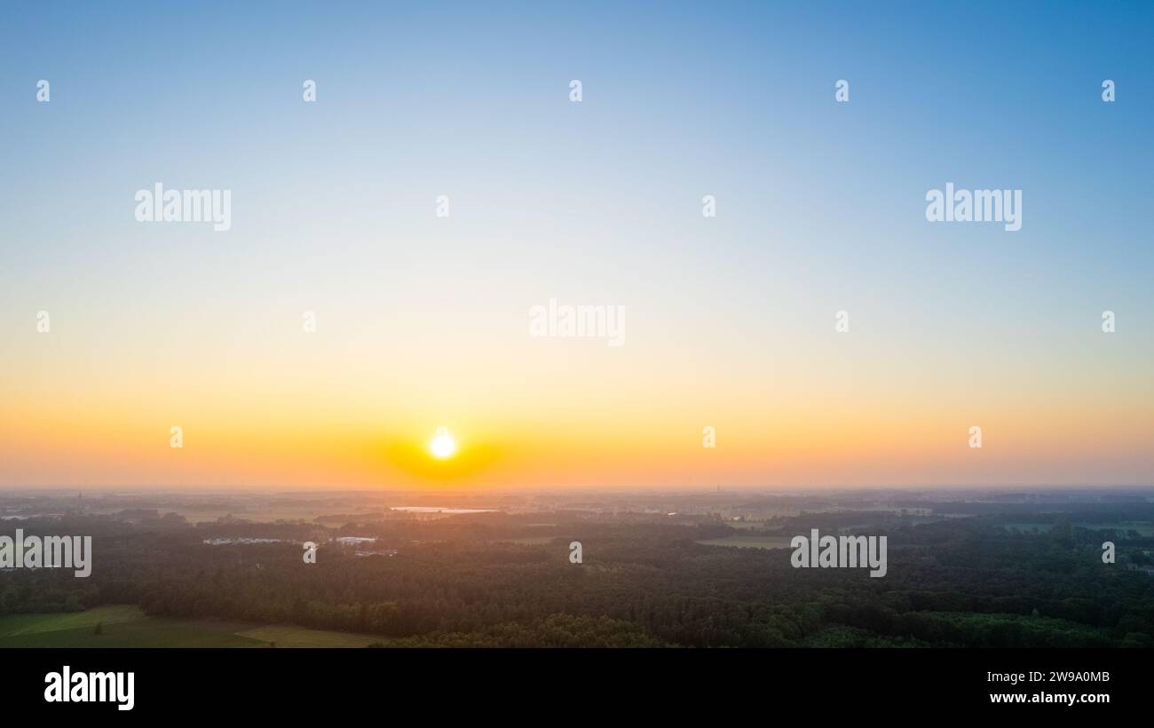 Cette image captivante met en valeur la beauté tranquille d'un lever de