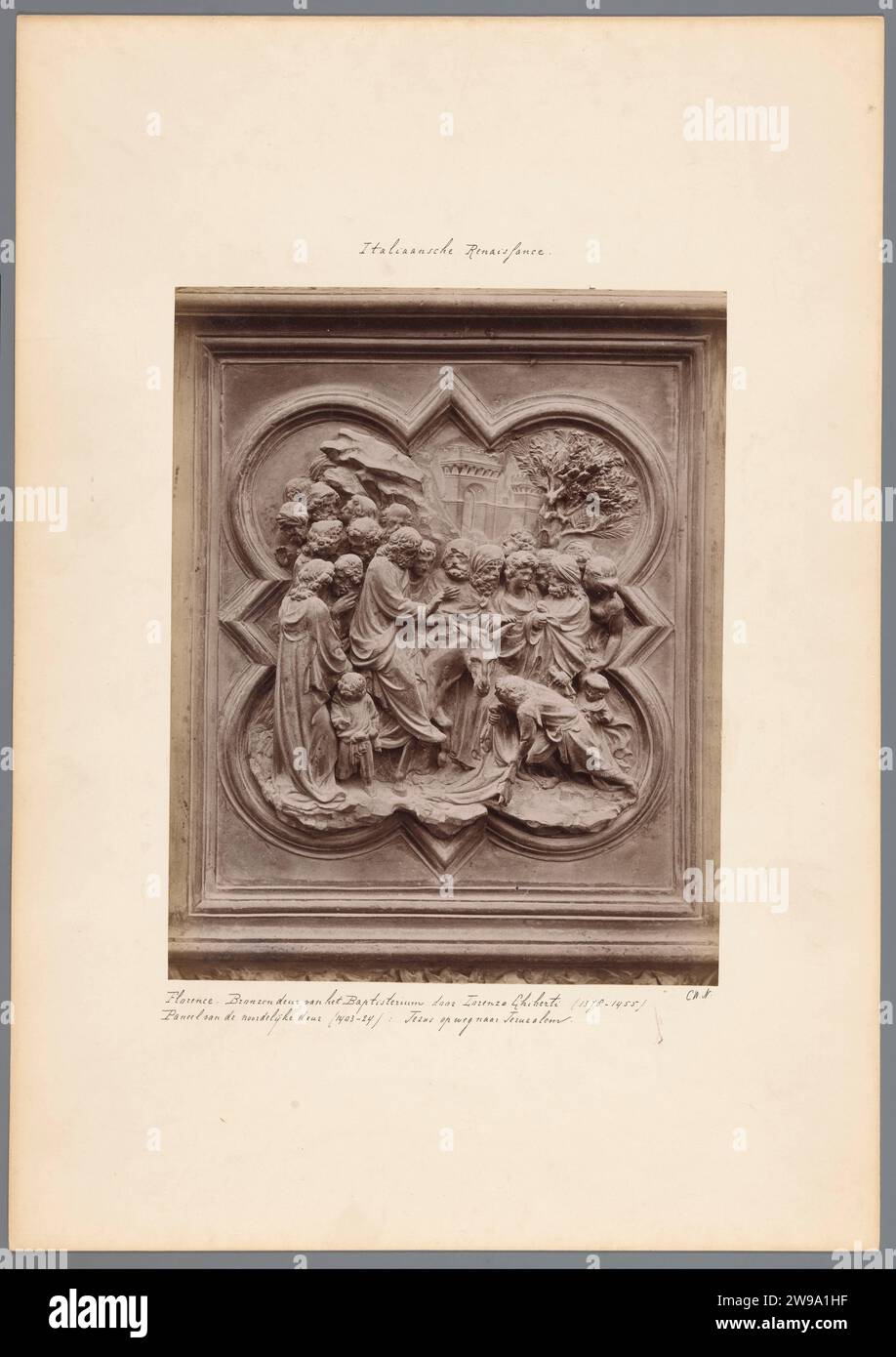 Panneau de la porte en bronze du Baptisterium à Florence, représentant le Christ sur son chemin vers Jérusalem, c. 1875 - c. 1900 photographie Florence carton. support photographique albumen print sculpture (+ relief ~ sculpture). Christ. Porte monumentale, porche, 'aediculum' Bond Banque D'Images