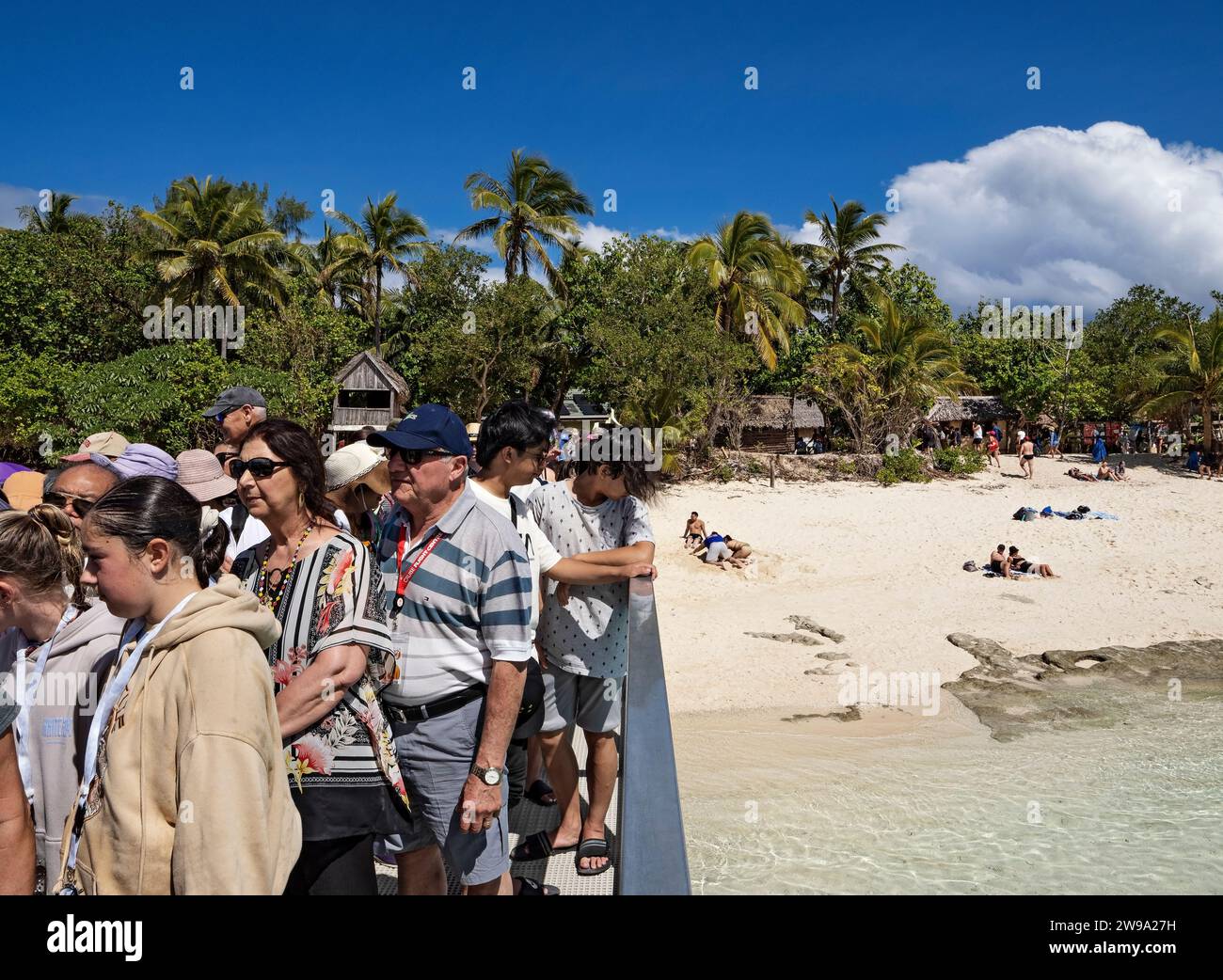 South Pacific Cruise / passagers de bateau de croisière de Carnival Splendor la jetée sur Mystery Island. Après le départ de Sydney Australie, ce cr Banque D'Images