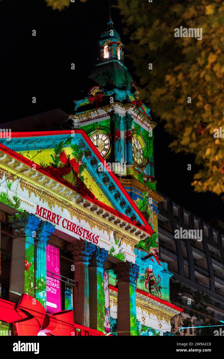 Une rue animée à Melbourne, en Australie pendant la saison de Noël illuminée par des lumières festives Banque D'Images