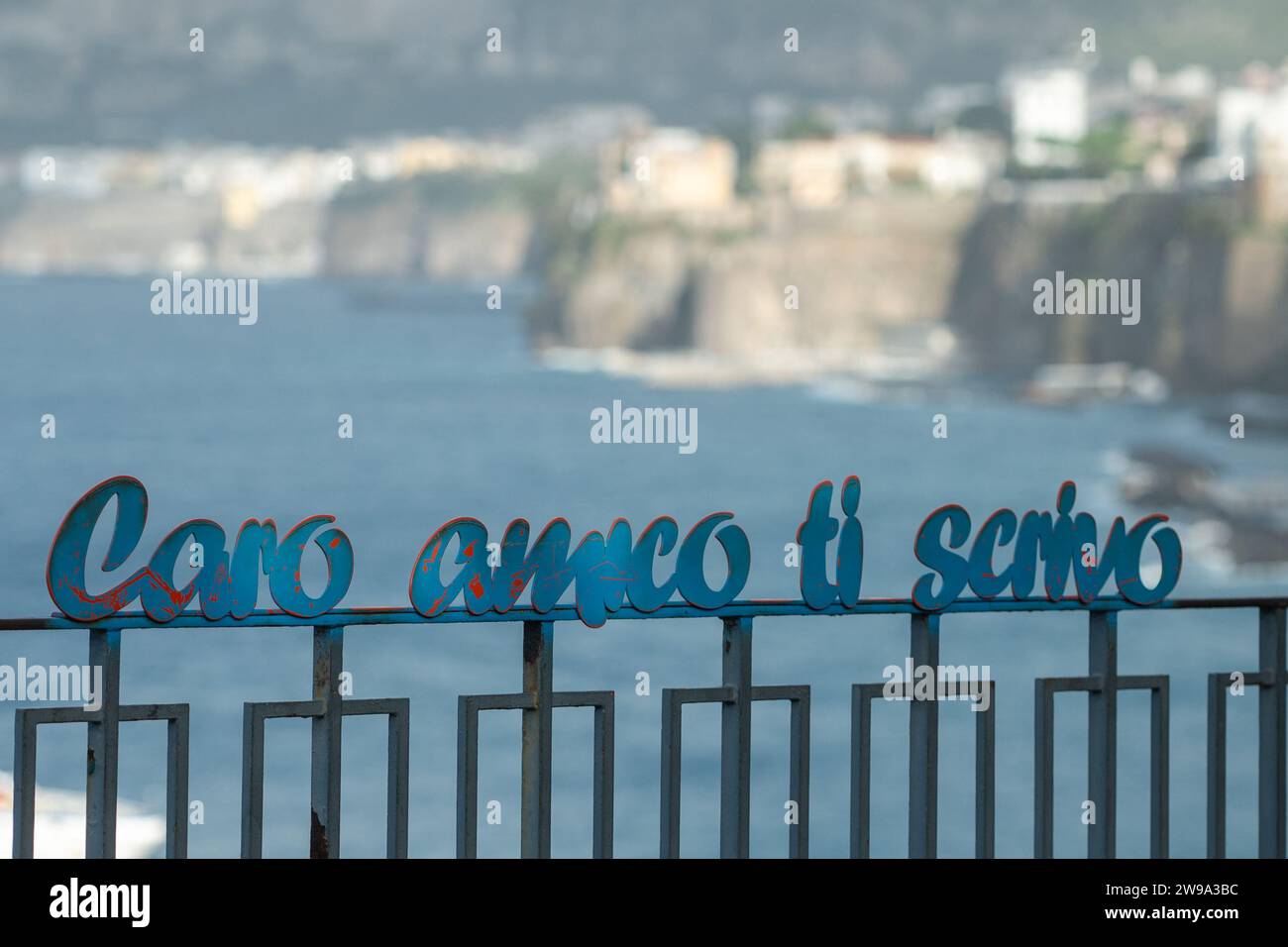 Sorrente, Italie : 2023 novembre 19 : vue sur le port et les falaises de Sorrente avec divers bâtiments historiques avec le message 'Caro amico TI scrivo' Banque D'Images