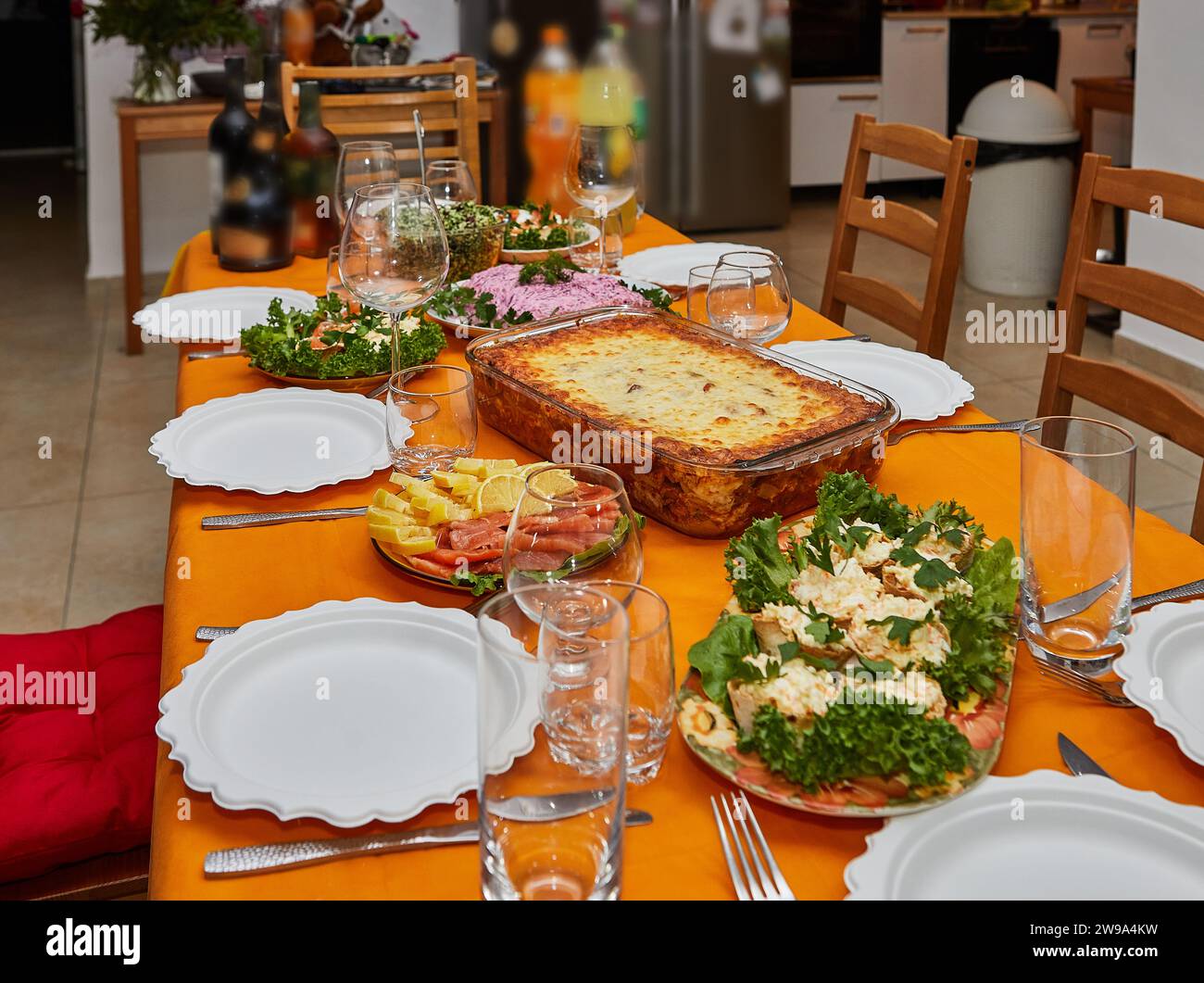 Une table magnifiquement dressée pour célébrer le nouvel an, avec verrerie élégante, assiettes et délicieux assortiment de délices gastronomiques Banque D'Images
