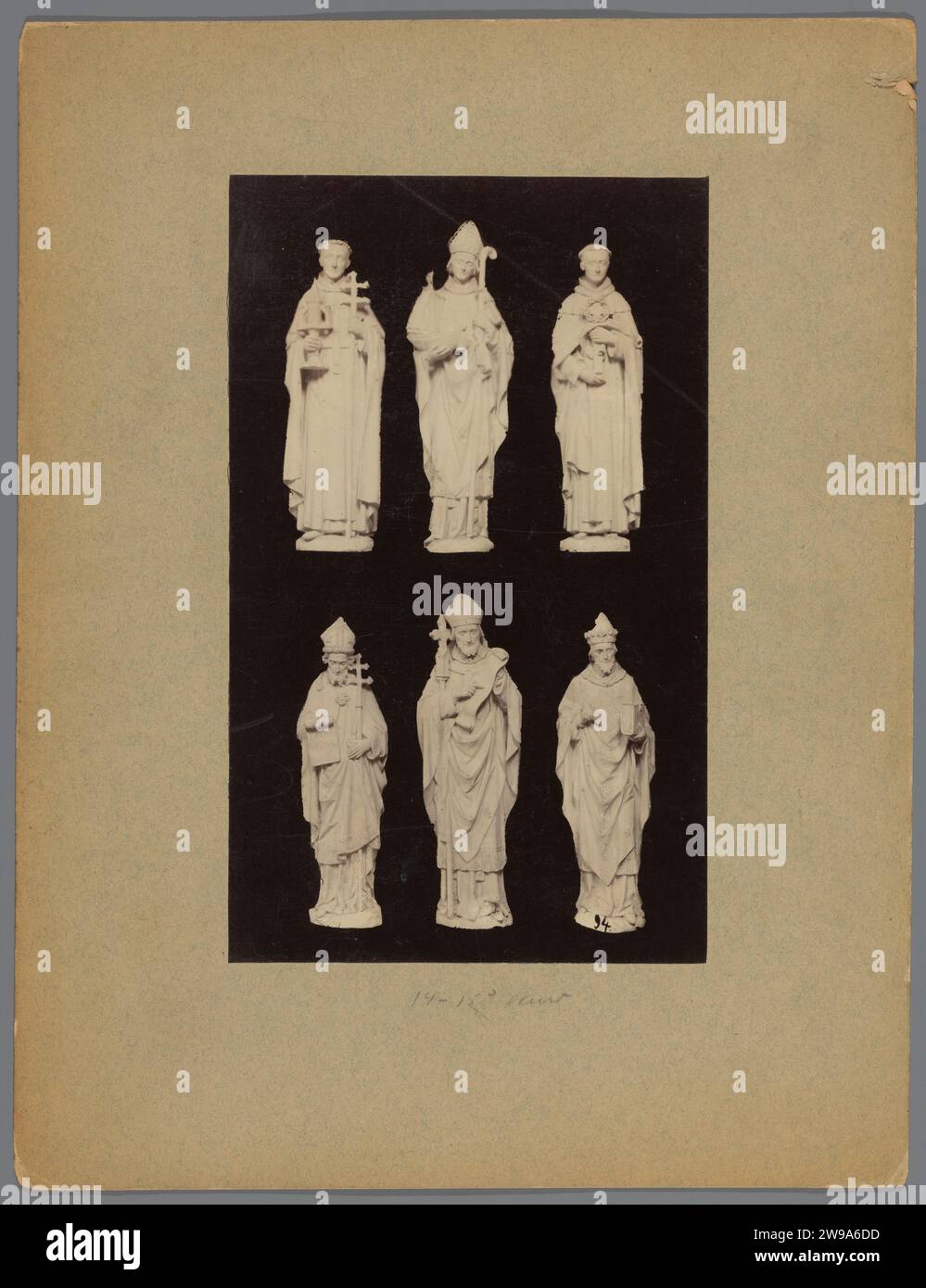 Six sculptures d'évêques et d'ecclésiastiques de la cathédrale Saint-Jean à 's-Hertogenbosch, c. 1875 - c. 1900 carton photographique. sculpture photographique imprimée à l'albumine sur support. archevêque, évêque, etc (Catholique romain). insigne d'évêque, par exemple mitre, crozier. Formes spécifiques de la croix : la Lorraine traverse Sint-Janskathedral Banque D'Images Six sculptures d'évêques et d'ecclésiastiques de la cathédrale Saint-Jean à 's-Hertogenbosch, c. 1875 - c. 1900 carton photographique. sculpture photographique imprimée à l'albumine sur support. archevêque, évêque, etc (Catholique romain). insigne d'évêque, par exemple mitre, crozier. Formes spécifiques de la croix : la Lorraine traverse Sint-Janskathedral Banque D'Images
