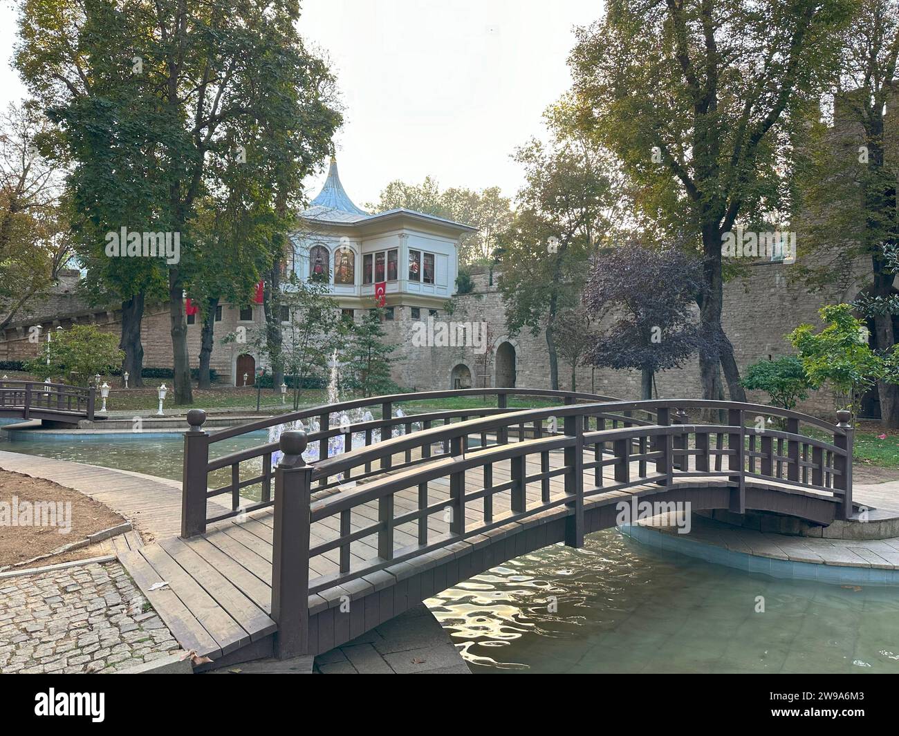 Istanbul, Turquie - 10 octobre 2023 : Pont sur le manque d'eau au coucher du soleil du parc. Banque D'Images