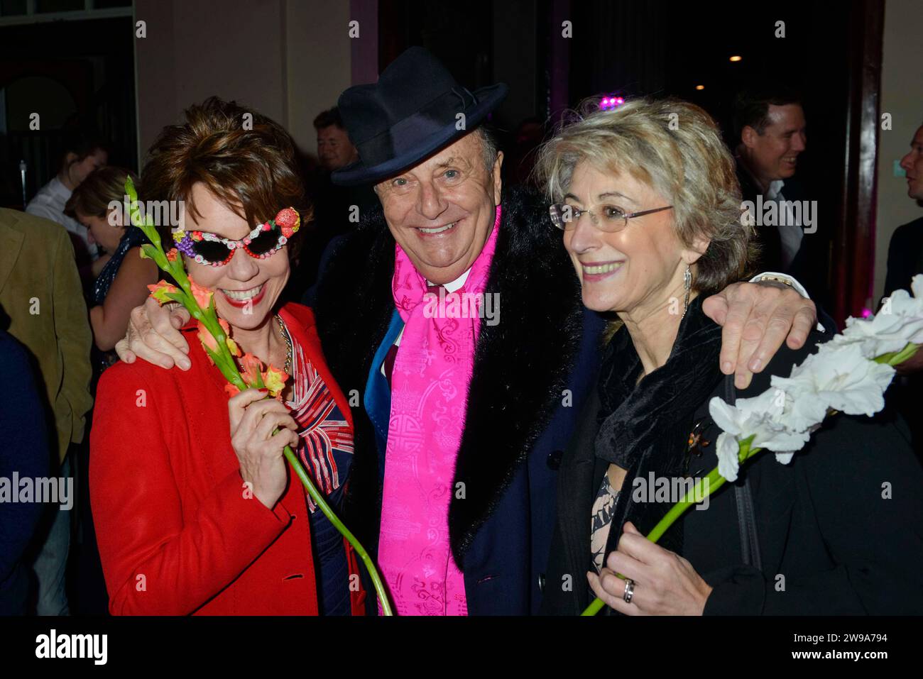 Londres, Royaume-Uni, vendredi 15 novembre 2013 Kathy Lette, Barry Humphries et Maureen Lipman arrivent à la soirée d’ouverture de la tournée Eat Pray Laugh- Barry Humphries Afterparty à l’église St Mark’s, Mayfair. Crédit : DavidJensen / Empics Entertainment / Alamy Live News Banque D'Images