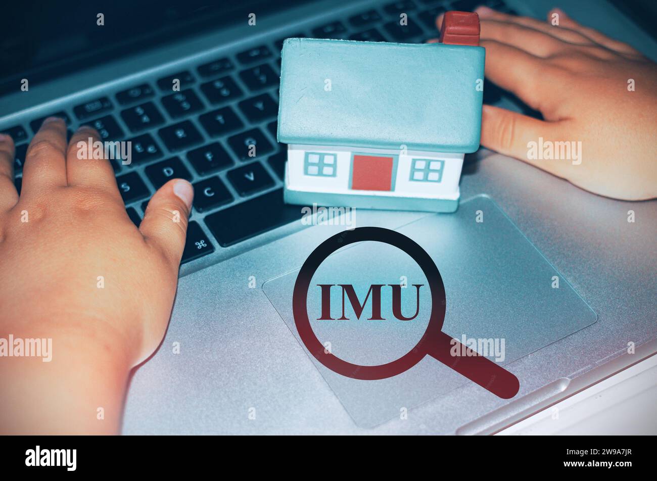 Maison avec une loupe avec le texte «IMU» taxe italienne Banque D'Images