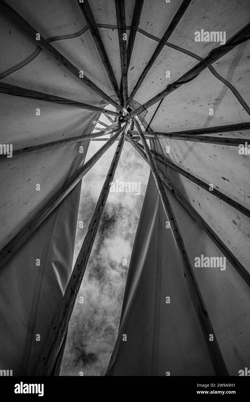 Angle bas d'un toit construit en niveaux de gris Banque D'Images