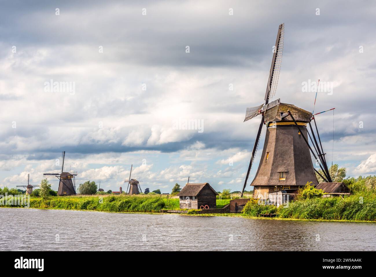 Vue générale du moulin à vent Overwaard n° 5 construit en 1740, un des moulins Kinderdijk près de Rotterdam, pays-Bas, sous un ciel orageux. Banque D'Images