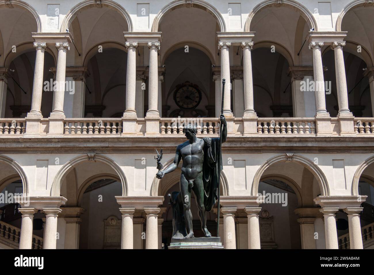 Milan, Italie, 31 juillet 2023. La statue en bronze de Napoléon Bonaparte sculptée par Antonio Canova, dans la cour du Palais de Brera à Milan. Banque D'Images