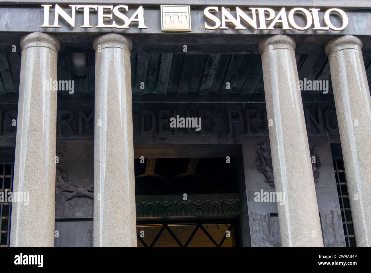 Milan, Italie, 31 juillet 2023. Façade de la banque Intesa Sanpaolo Banque D'Images