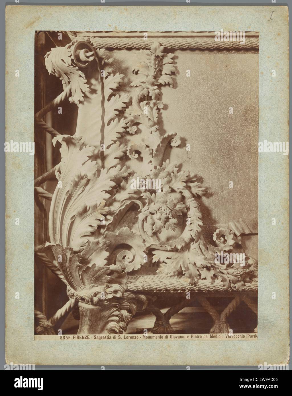 Ornement sur la tombe de Giovanni et Pietro de 'Medici dans le Sint-Laurensbasiliek à Florence, c. 1875 - c. 1900 photographie Sint-Basse Basilique carton. support photographique impression albumine acanthe  ornement. tombe, tombe. Intérieur de l'église Sint-Basse Basilique Banque D'Images
