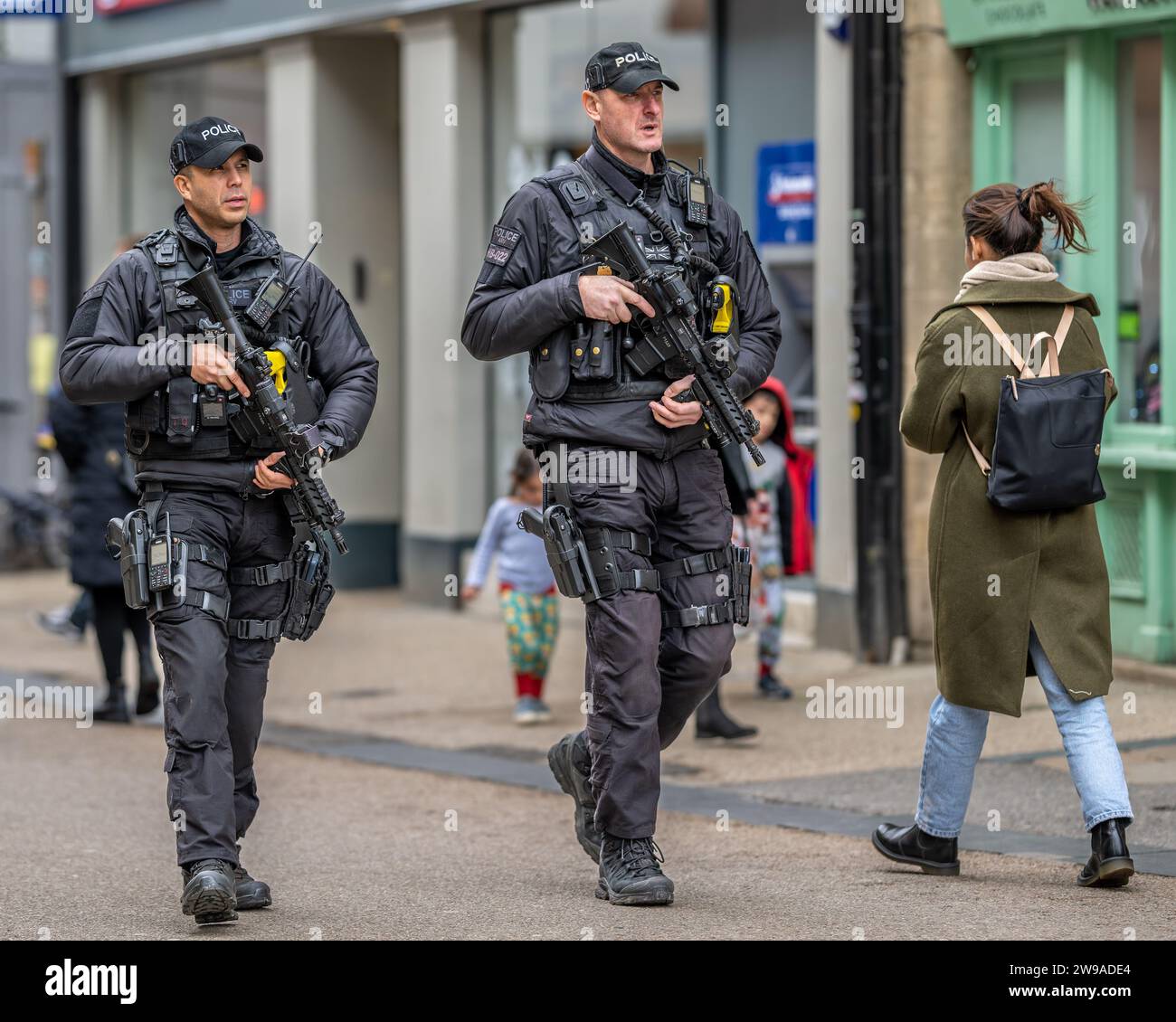 Police armée patrouillant le centre-ville d'Oxford au Royaume-Uni Banque D'Images