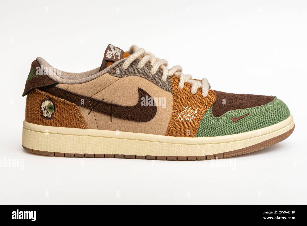 Izhevsk, Russie - décembre 14 2023 : élégantes baskets Nike Air Jordan Low Voodoo en collaboration avec Zion Williamson sur fond blanc Banque D'Images