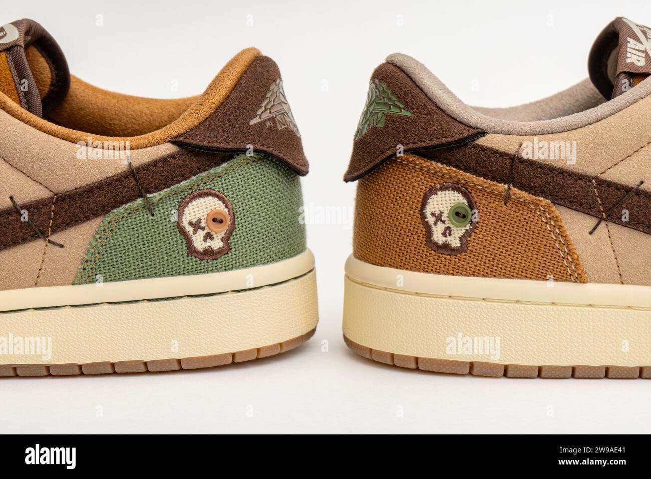 Izhevsk, Russie - décembre 14 2023 : Nike Air Jordan Low Voodoo Sneakers en collaboration avec Zion Williamson sur fond blanc vue latérale rapprochée Banque D'Images