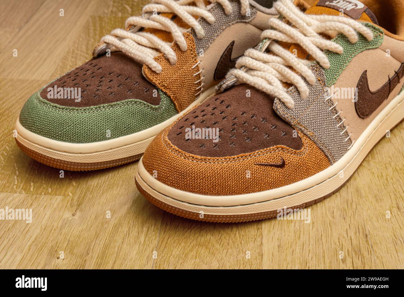 Izhevsk, Russie - décembre 14 2023 : Sneakers Nike Air Jordan Low Voodoo élégantes en collaboration avec Zion Williamson sur un gros plan de parquet Banque D'Images
