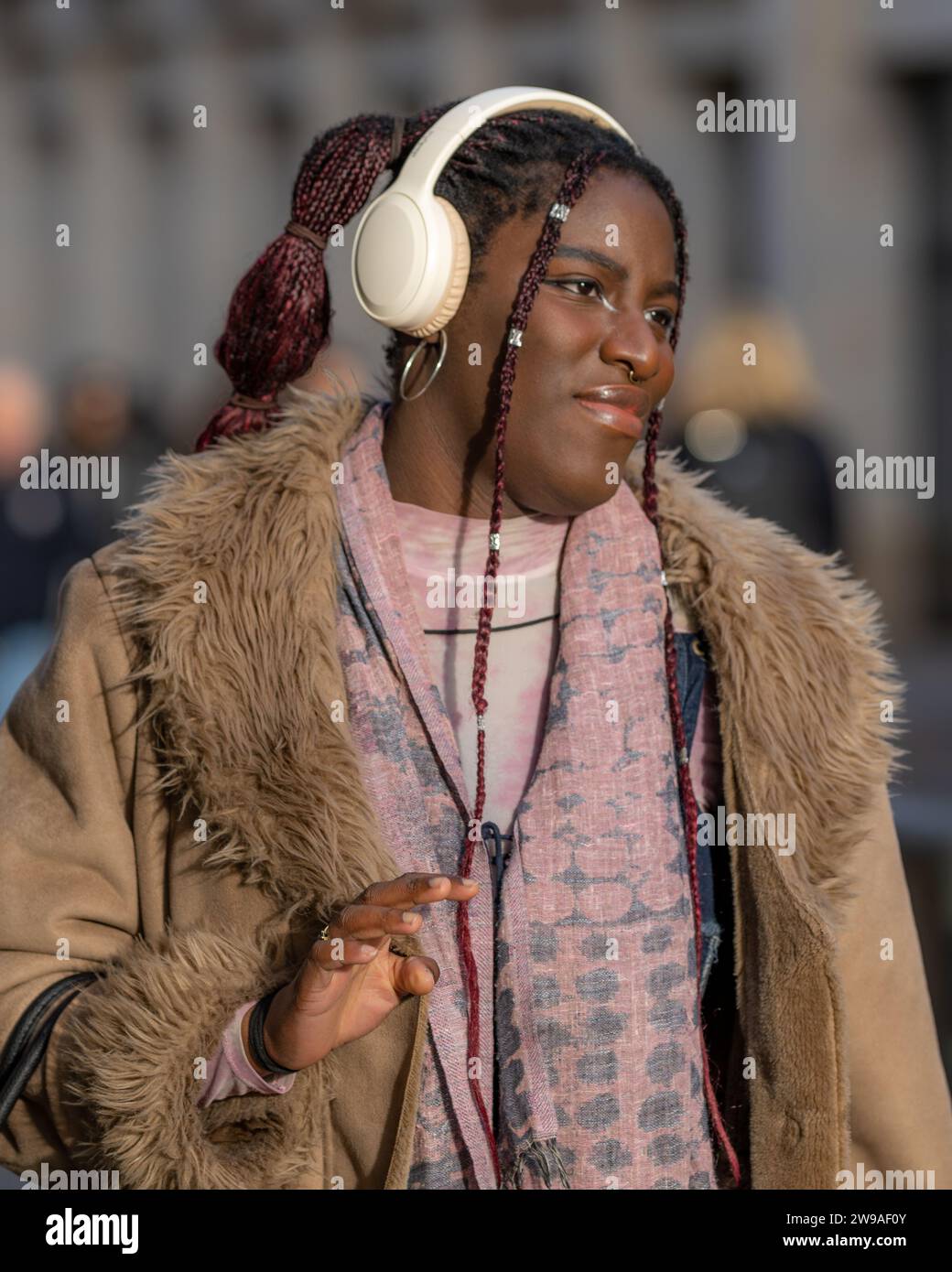 Jeune femme noire portant des écouteurs Banque D'Images