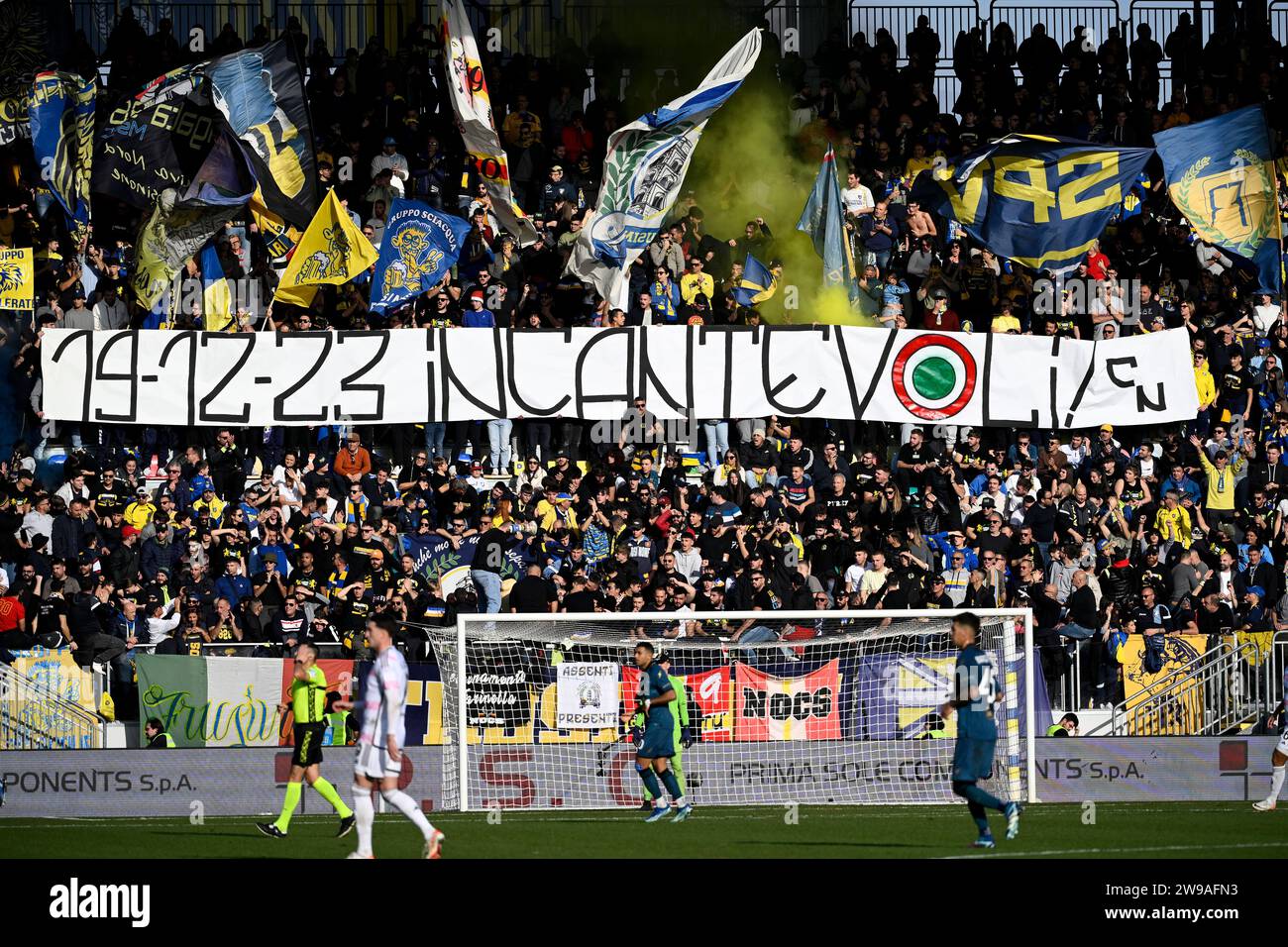 Les fans de Frosinone se réjouissent lors du match de football Serie A entre Frosinone Calcio et Juventus FC au stade Benito Stirpe à Frosinone (Italie), le 23 décembre 2023. Banque D'Images