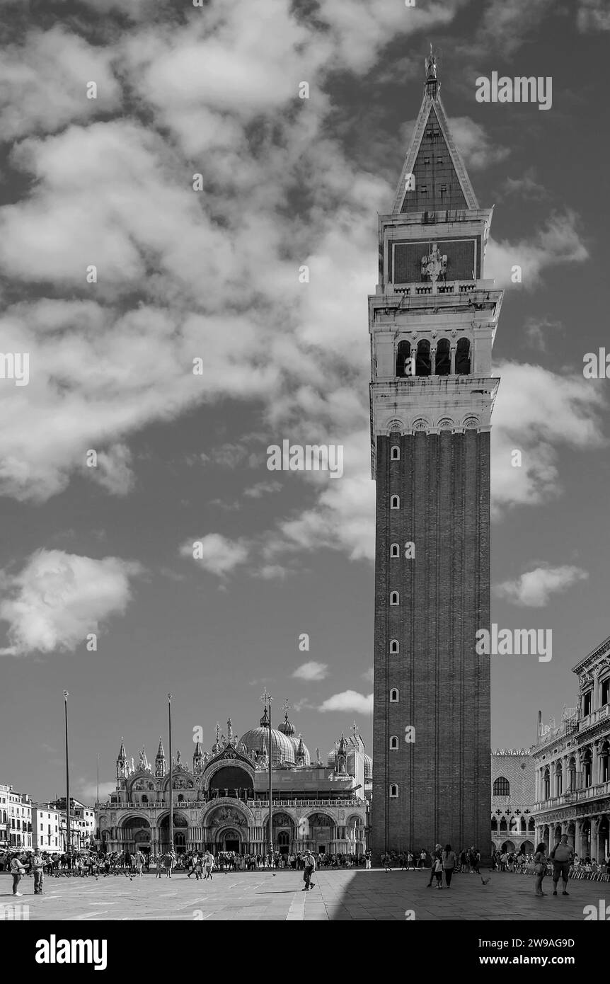 Vue en noir et blanc de la place Piazza San Marco dans un moment de tranquillité sur une journée d'été ensoleillée, avec un ciel pittoresque, Venise, Italie Banque D'Images
