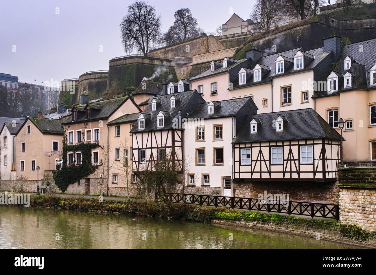 Maisons traditionnelles dans le quartier du Grund dans la ville de Luxembourg, sur les rives de la rivière Alzette avec ambiance hivernale. Banque D'Images