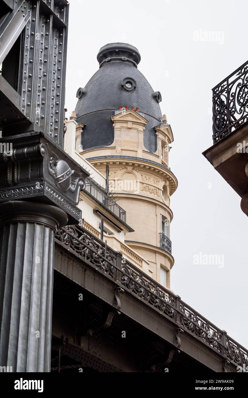 Bâtiment à côté de la station de métro Passy à Paris - France Banque D'Images