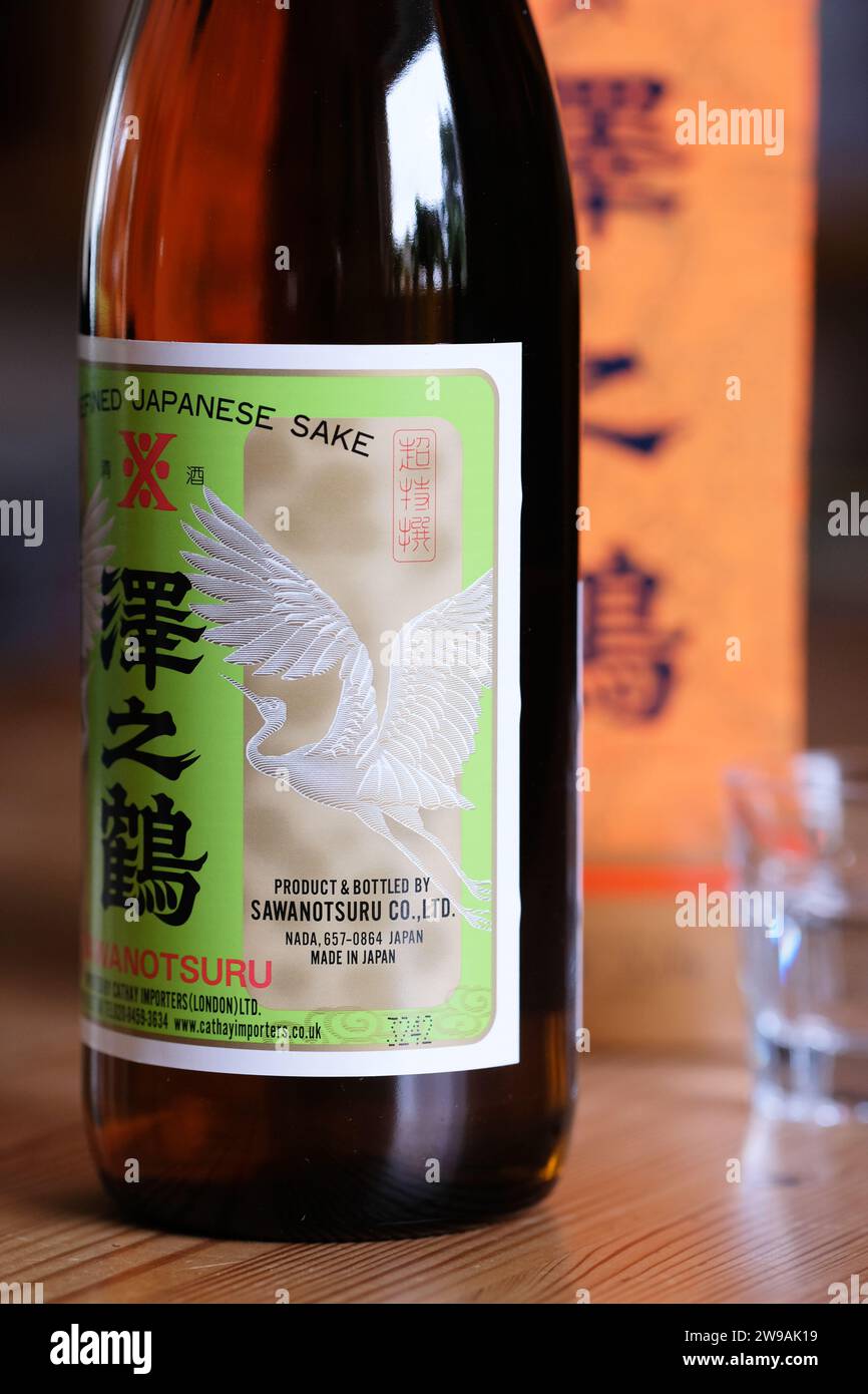 Une bouteille de saké de vin de riz Sawanotsuru du Japon Banque D'Images