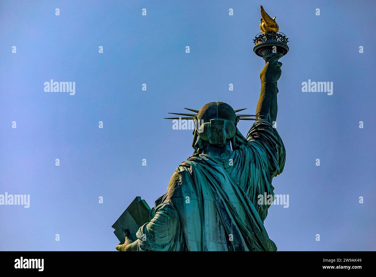 New York, USA ; 1 juin 2023 : la Statue de la liberté avec sa torche symbolisant la liberté et la démocratie de Manhattan, de la grosse Pomme et du monde. Banque D'Images