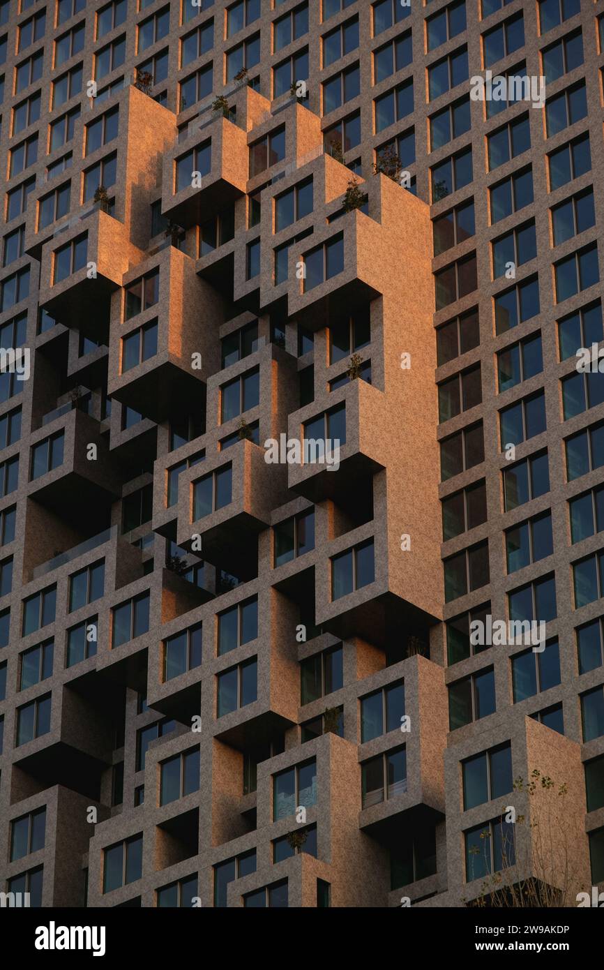 Tirana, Albanie - 29 novembre 2023 : gros plan des fenêtres de Downtown One baignées de lumière nocturne. Banque D'Images