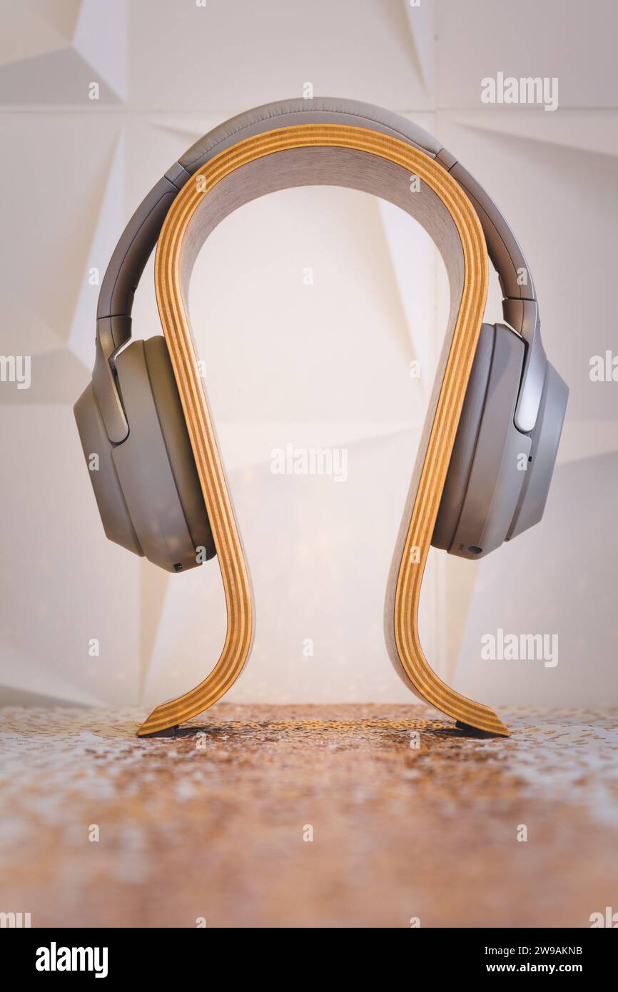 Support pour casque en bois avec casque couleur argent Banque D'Images