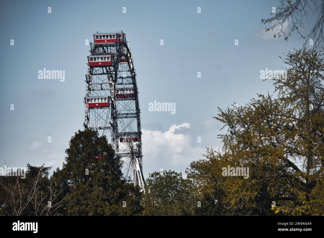 La grande roue de Vienne Riesenrad vue du parc du Prater devant un ciel nuageux bleu Banque D'Images