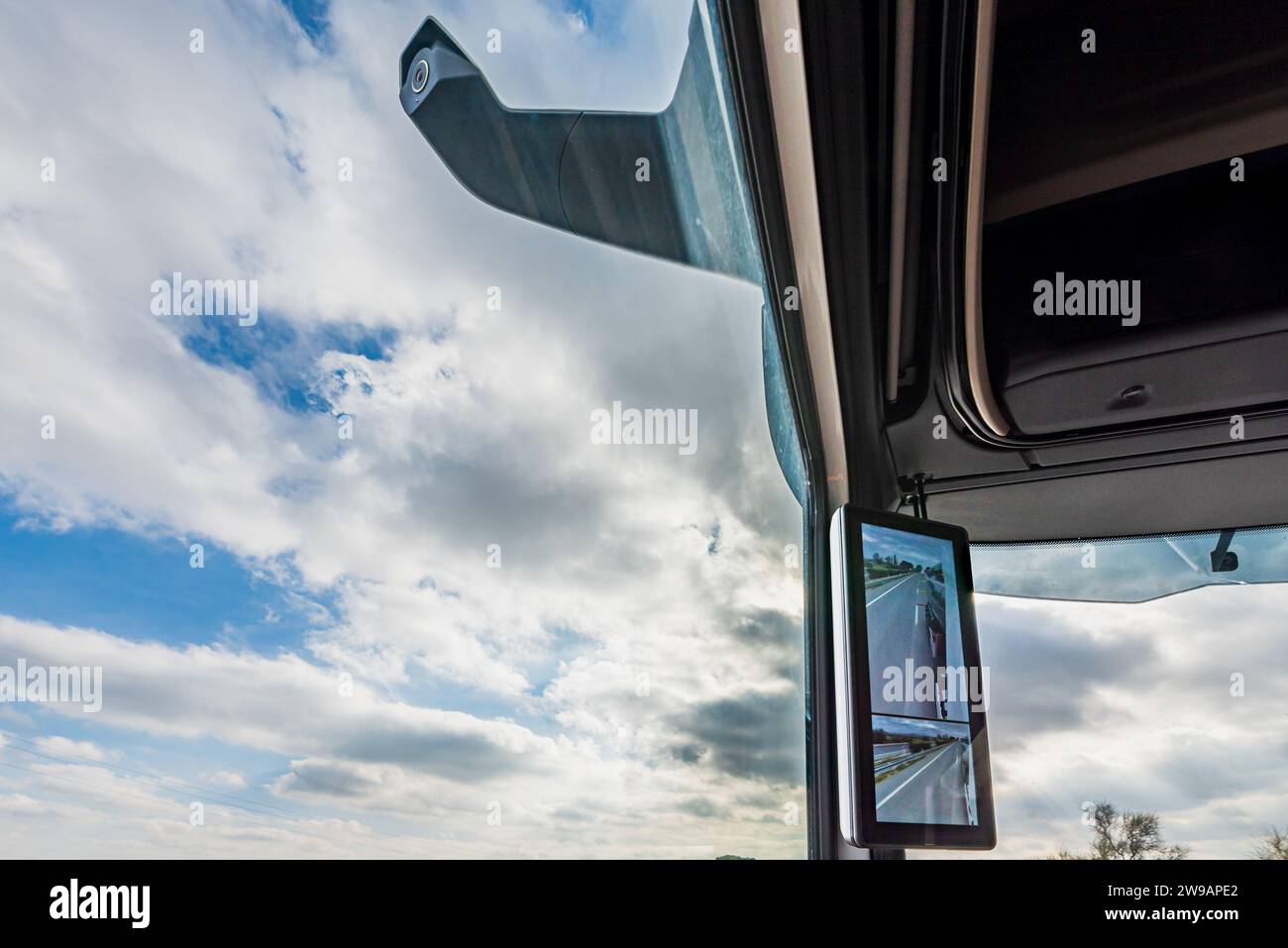Caméra remplaçant le rétroviseur d'un camion par le double écran où l'image est réfléchie. Banque D'Images
