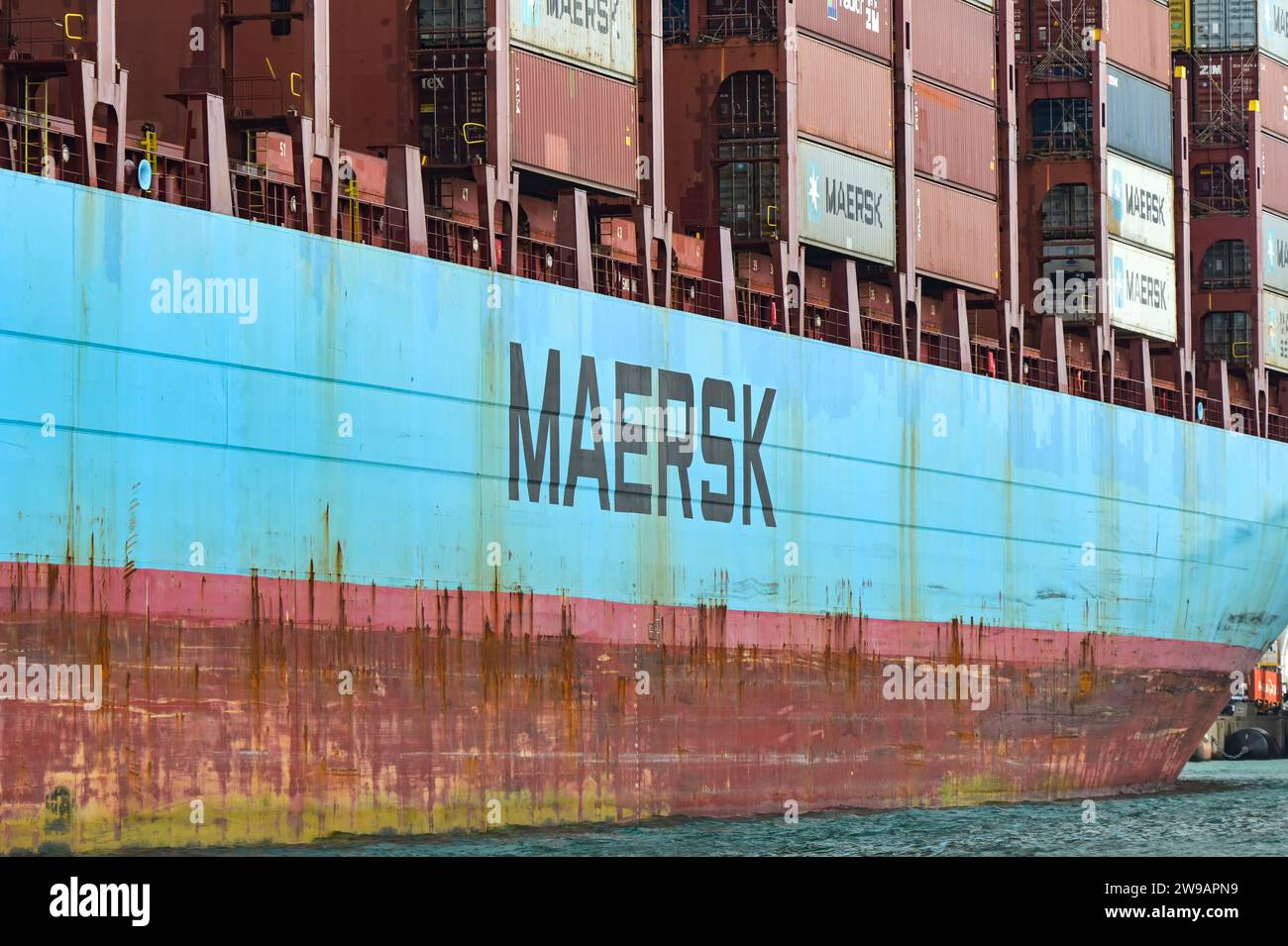 Miami, Floride, États-Unis - 1 décembre 2023 : à côté d'un grand porte-conteneurs exploité par la compagnie maritime Maersk dans les docks de Miami Banque D'Images