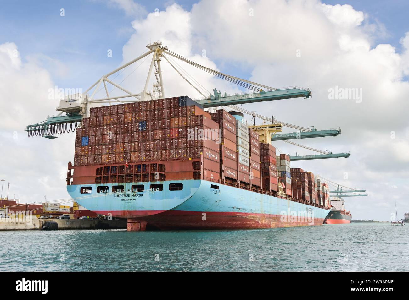 Miami, Floride, États-Unis - 1 décembre 2023 : des grues à quai chargent le porte-conteneurs Maersk Gjertud Maersk dans les docks de Miami Banque D'Images