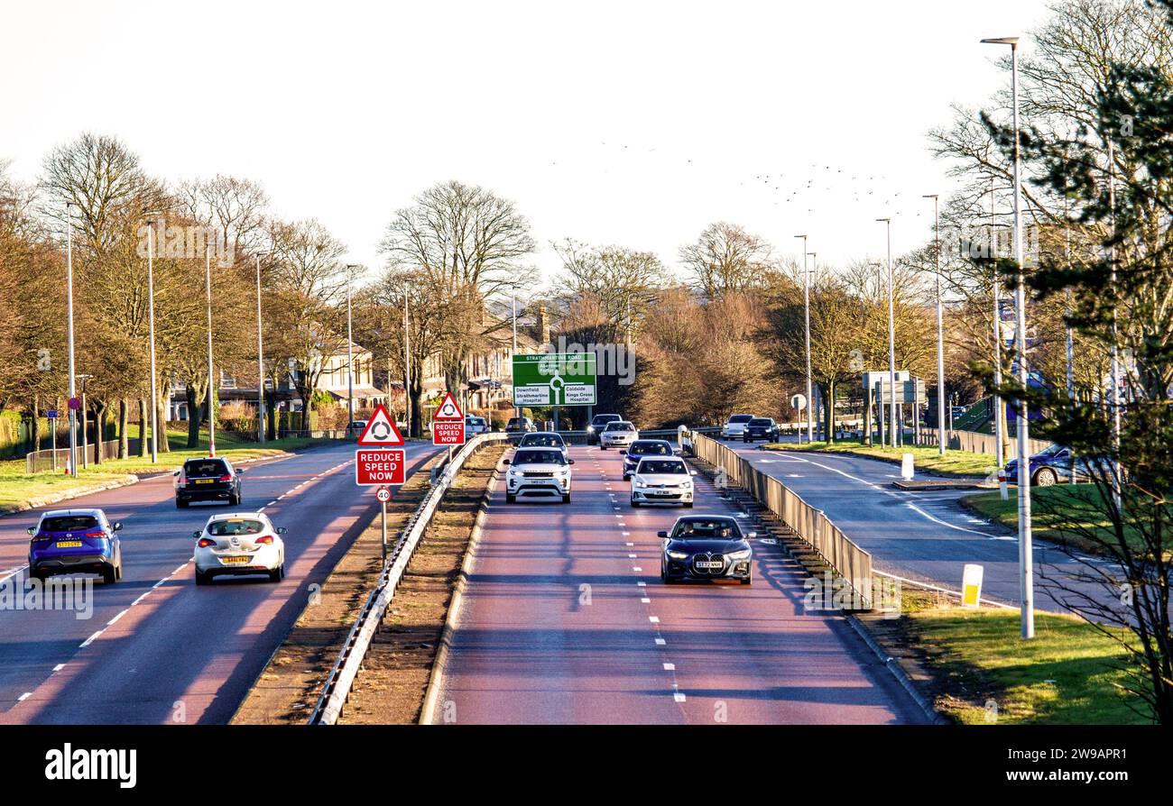 Dundee, Tayside, Écosse, Royaume-Uni. 26 décembre 2023. Les températures à Dundee ont atteint 3°C en raison des conditions glaciales et du soleil hivernal. Circulation le lendemain de Noël sur la route principale Kingsway West à deux voies de Dundee. Crédit : Dundee Photographics/Alamy Live News Banque D'Images