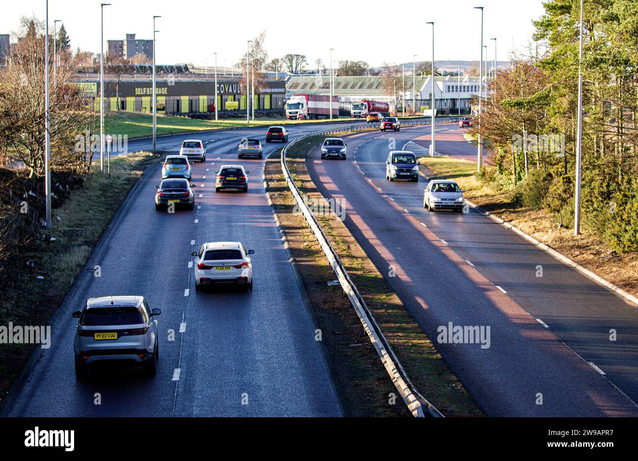 Dundee, Tayside, Écosse, Royaume-Uni. 26 décembre 2023. Les températures à Dundee ont atteint 3°C en raison des conditions glaciales et du soleil hivernal. Circulation le lendemain de Noël sur la route principale Kingsway West à deux voies de Dundee. Crédit : Dundee Photographics/Alamy Live News Banque D'Images