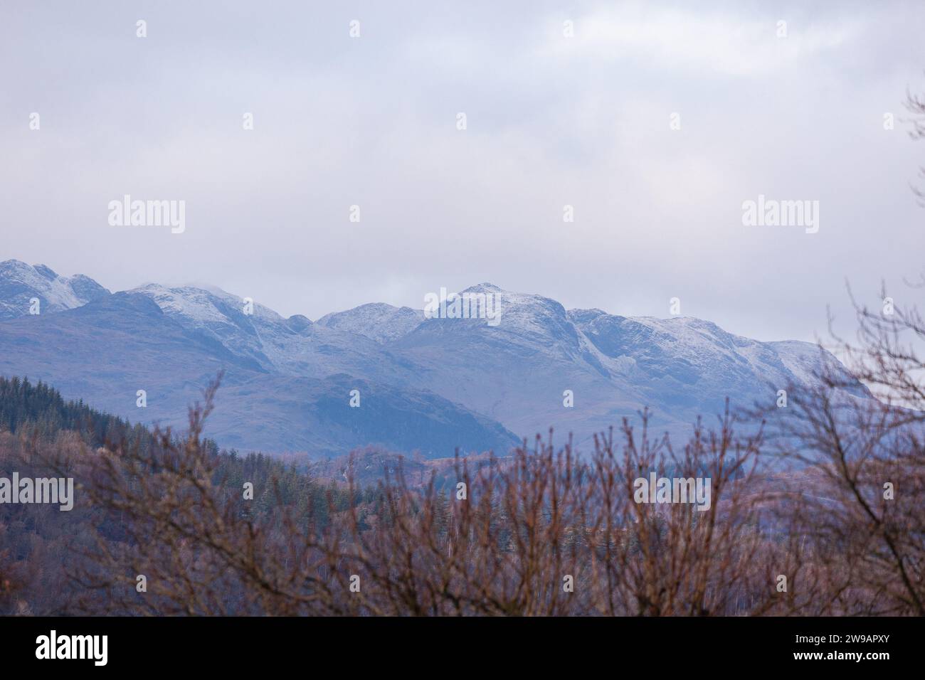 Cumbria, Royaume-Uni. 26 décembre 2023. UK Météo.matin dépoussiérage de la neige sur South Cumbria Fells South Cumbrian Fells vu de Windermere Village . Crédit : Gordon Shoosmith/Alamy Live News Banque D'Images