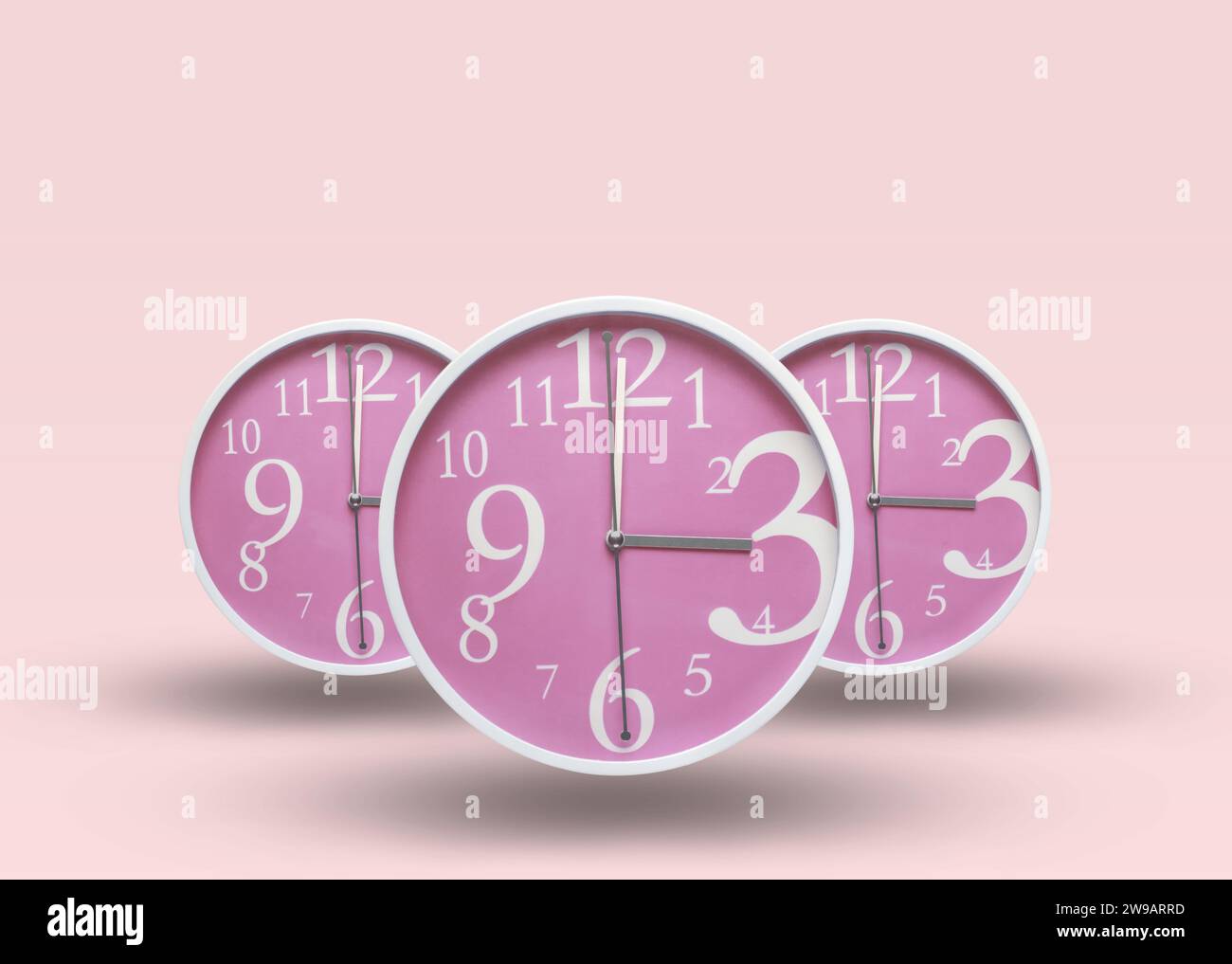 Ensemble de trois horloges violettes douces sur un fond rose pastel. Banque D'Images