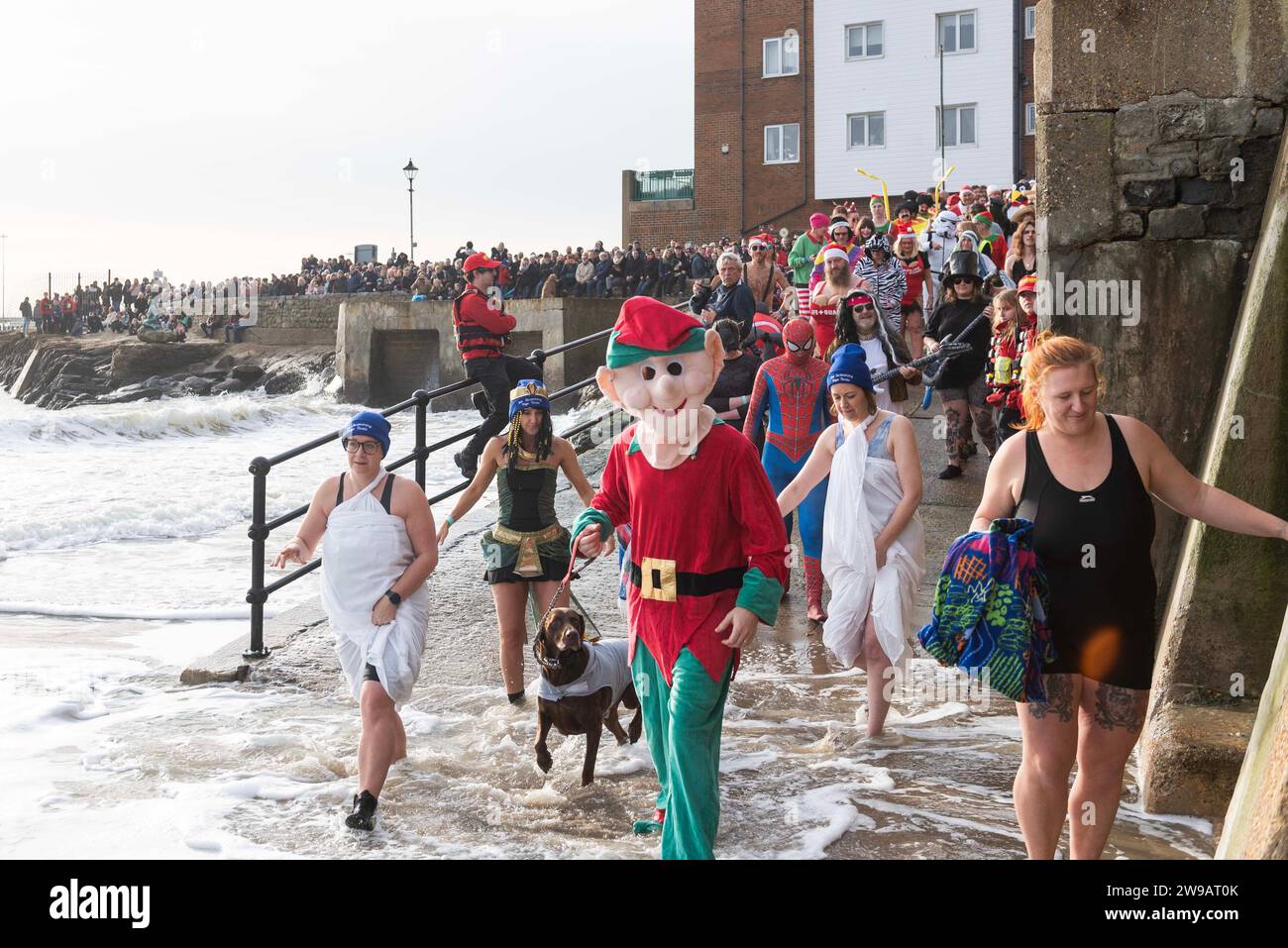 Folkestone, Royaume-Uni. 26 décembre 2023. Image © Licence à Parsons Media. 26/12/2023. Folkestone, Royaume-Uni. Le populaire Boxing Day DIP 2023 de Folkestone a lieu sur Sunny Sands avec les nageurs encouragés à prendre part à la robe de fantaisie. Photo Dirk Seyfried/Parsons crédit média : andrew parsons/Alamy Live News Banque D'Images