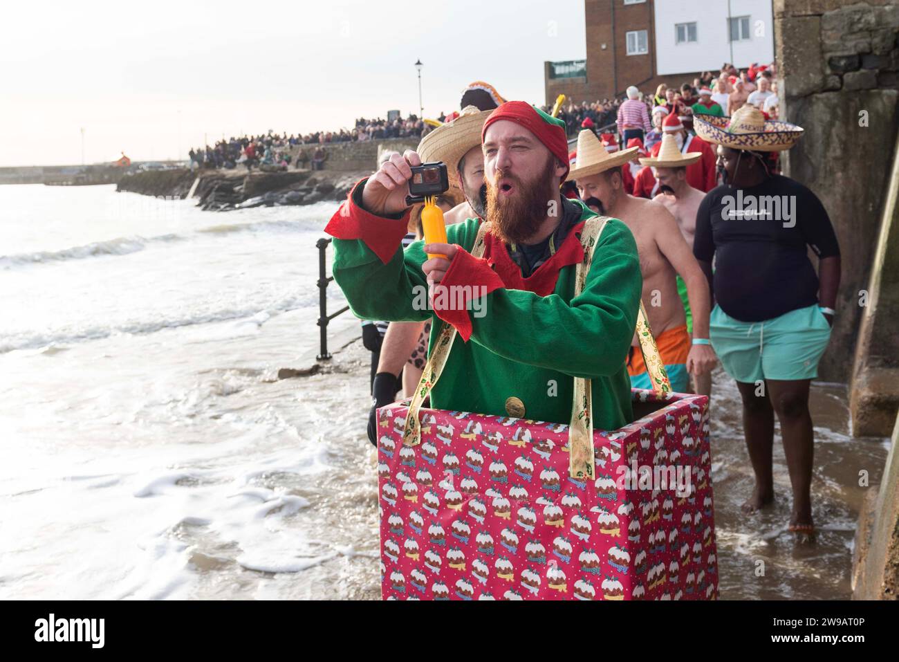 Folkestone, Royaume-Uni. 26 décembre 2023. Image © Licence à Parsons Media. 26/12/2023. Folkestone, Royaume-Uni. Le populaire Boxing Day DIP 2023 de Folkestone a lieu sur Sunny Sands avec les nageurs encouragés à prendre part à la robe de fantaisie. Photo Dirk Seyfried/Parsons crédit média : andrew parsons/Alamy Live News Banque D'Images