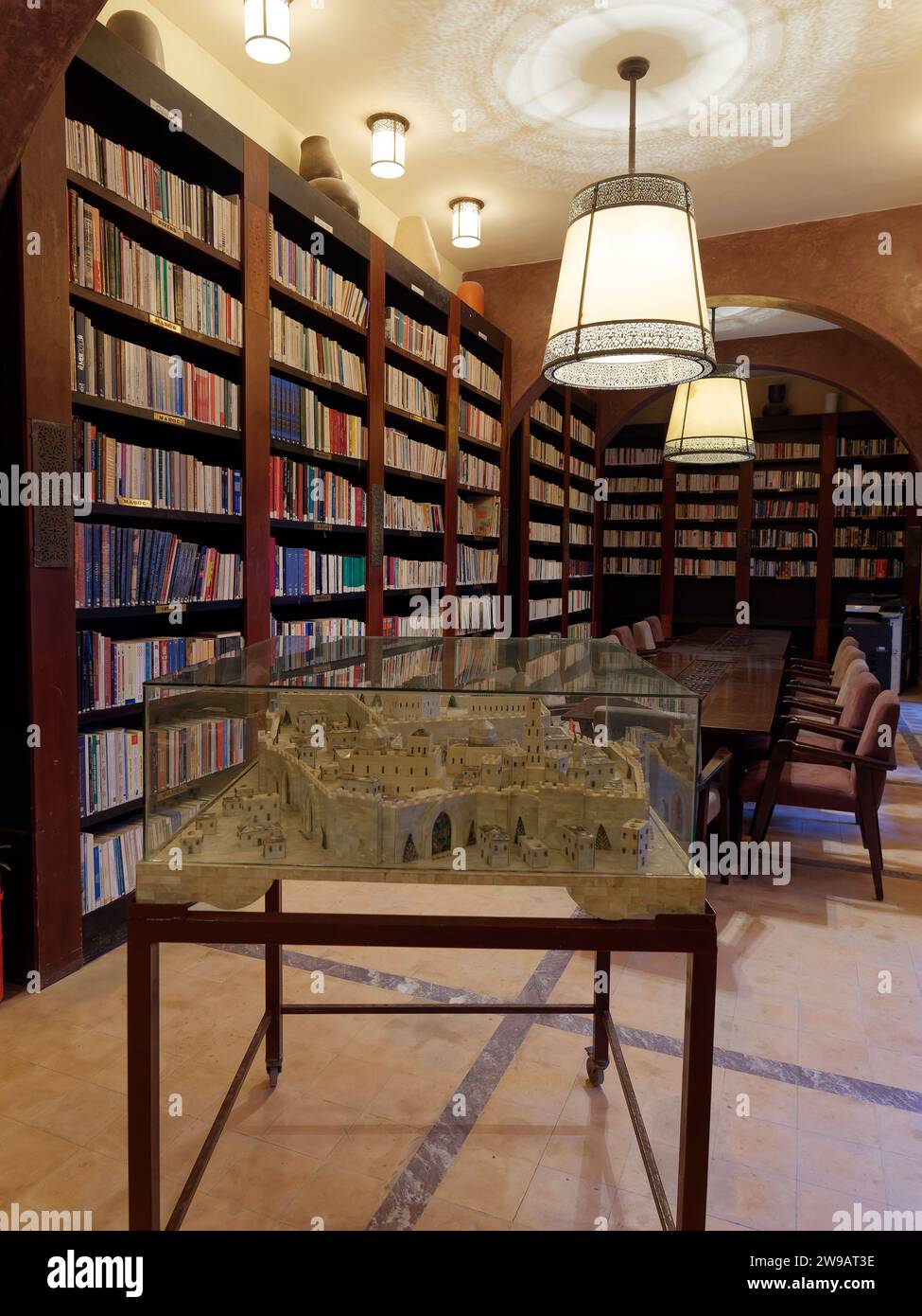 Maquette de ville d'Essaouira à l'intérieur d'une salle de type bibliothèque, Maroc. 26 décembre 2023 Banque D'Images