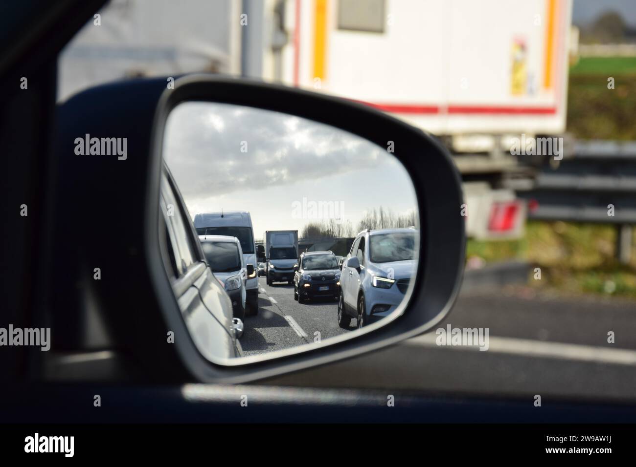 Autoroutes bouchées pendant les périodes de vacances, longues files d'attente et accidents Banque D'Images