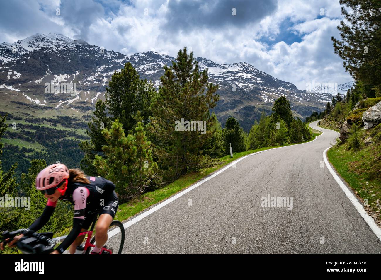 Cyclisme sur route à Gavia Pass, Italie Banque D'Images