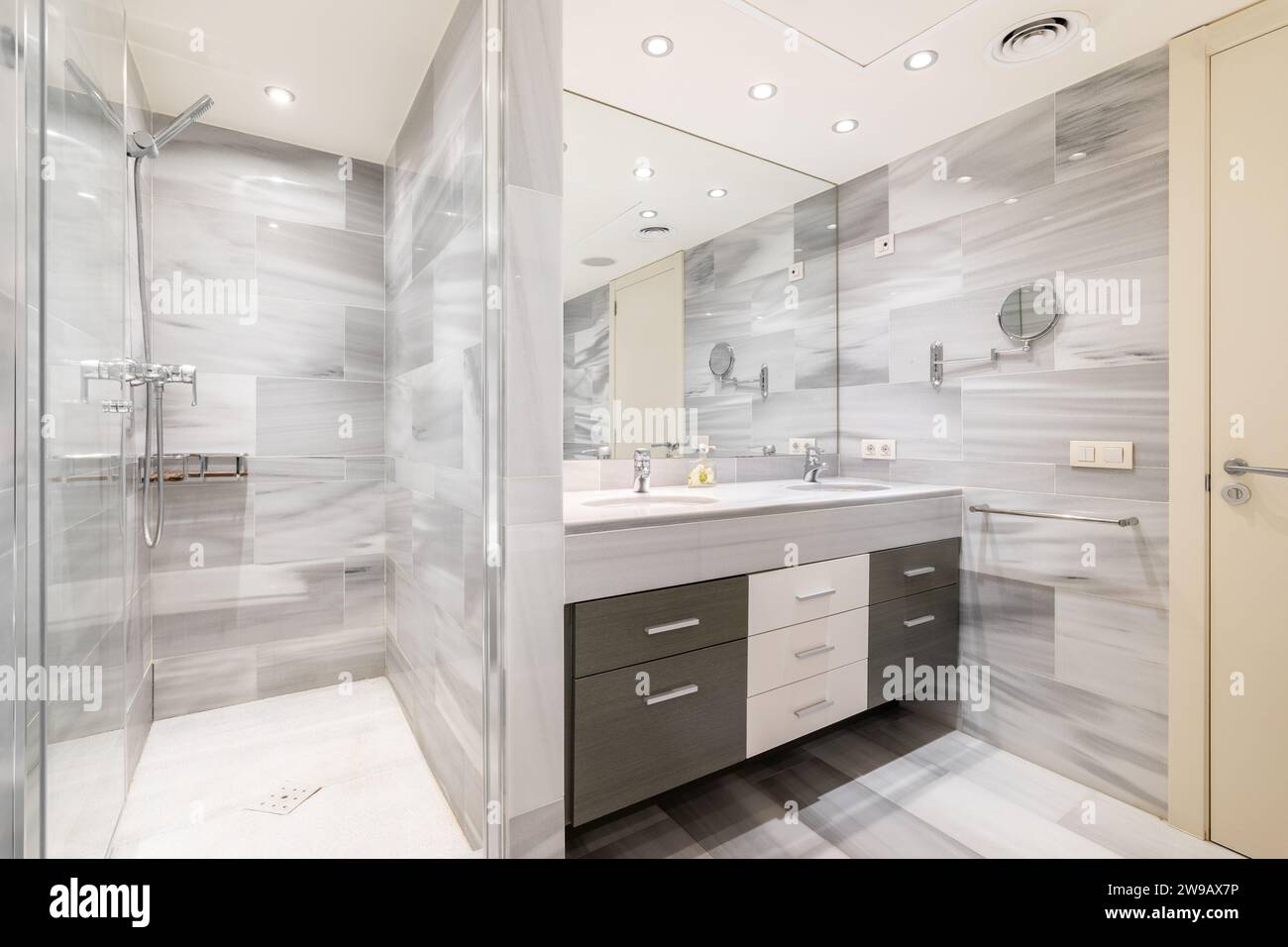 Salle de bains avec mur séparant lavabo et meuble lavabo de la douche Banque D'Images